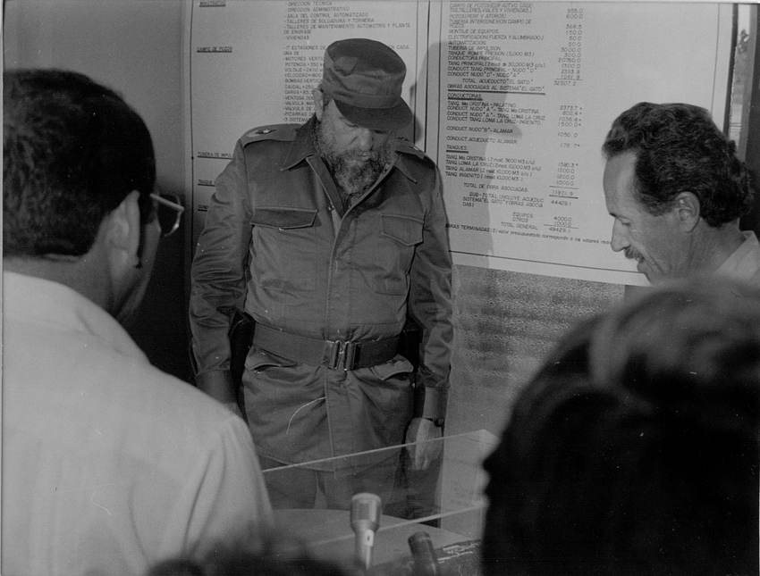 Fidel comparte con trabajadores. (Fuente: Trabajadores)