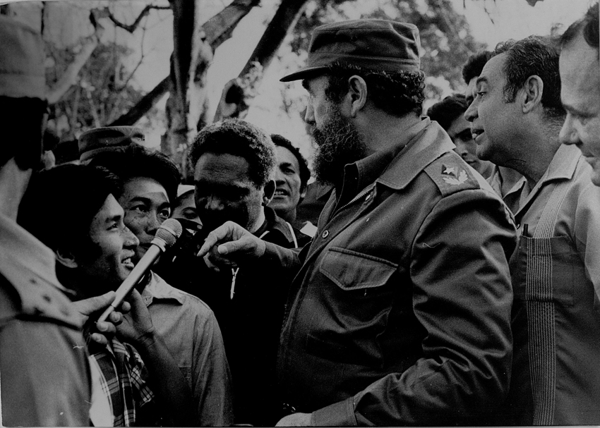Fidel conversa con el pueblo y visitantes vietnamitas. (Fuente: Trabajadores)