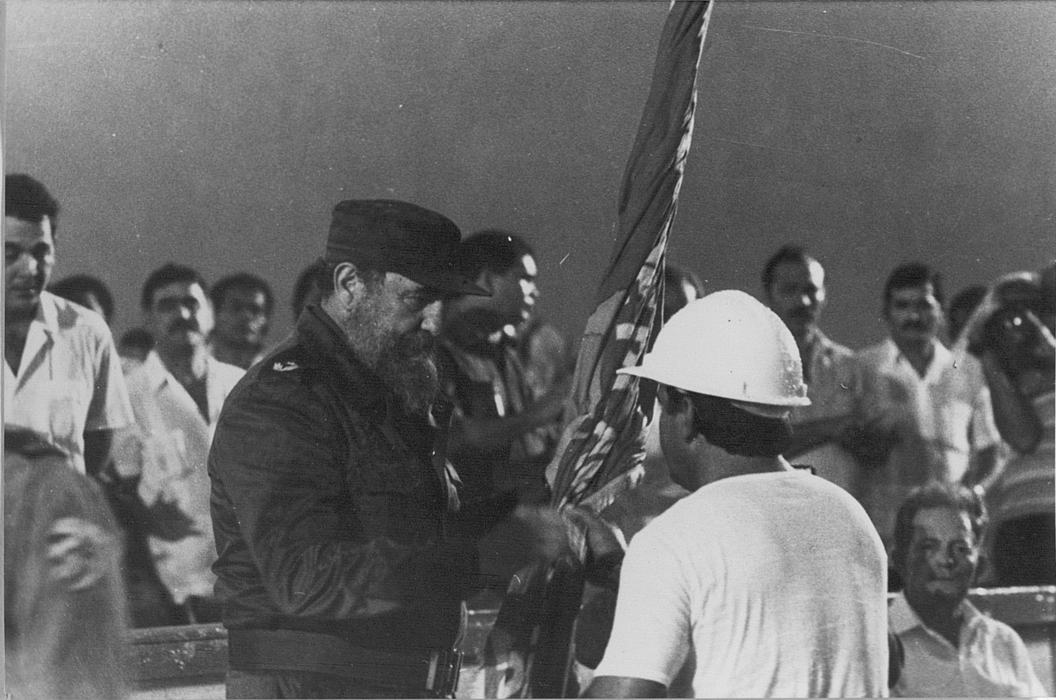 Fidel premia al Contingente Blas Roca Calderío. (Fuente: Trabajadores)