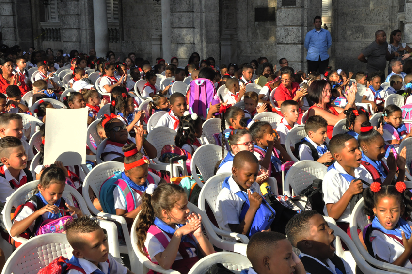 Los niños disfrutan de la inauguración. Los niños disfrutan de la inauguración.