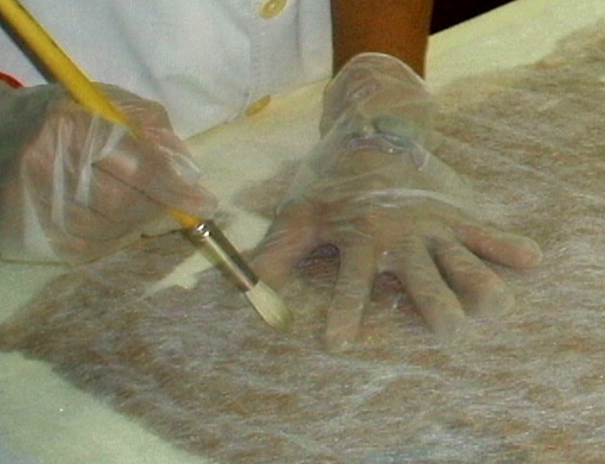 Durante el proceso de restauración se quitó la acidez al documento Durante el proceso de restauración se quitó la acidez al documento