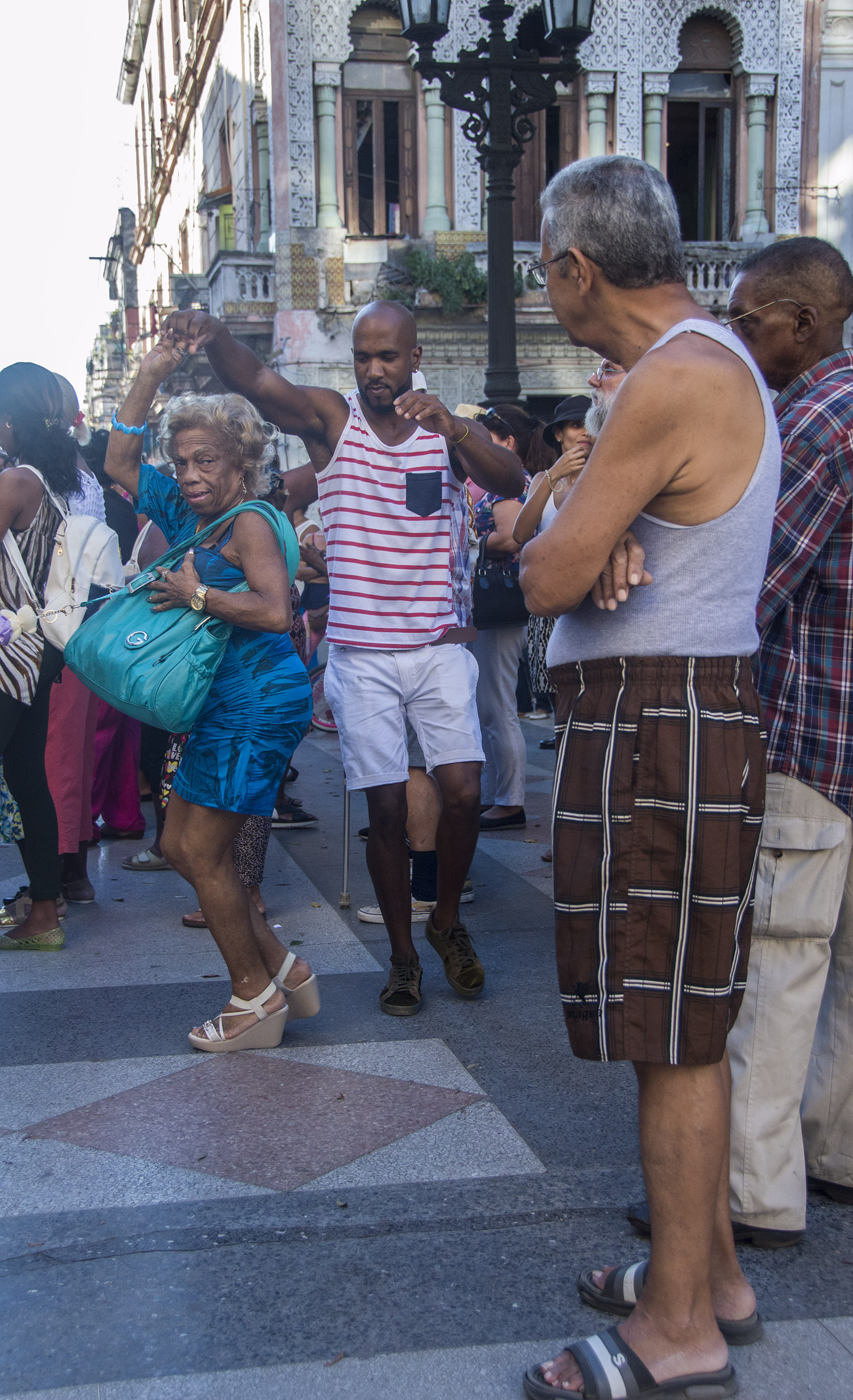 Generaciones de cubanos bailaron este domingo en el Prado habanero