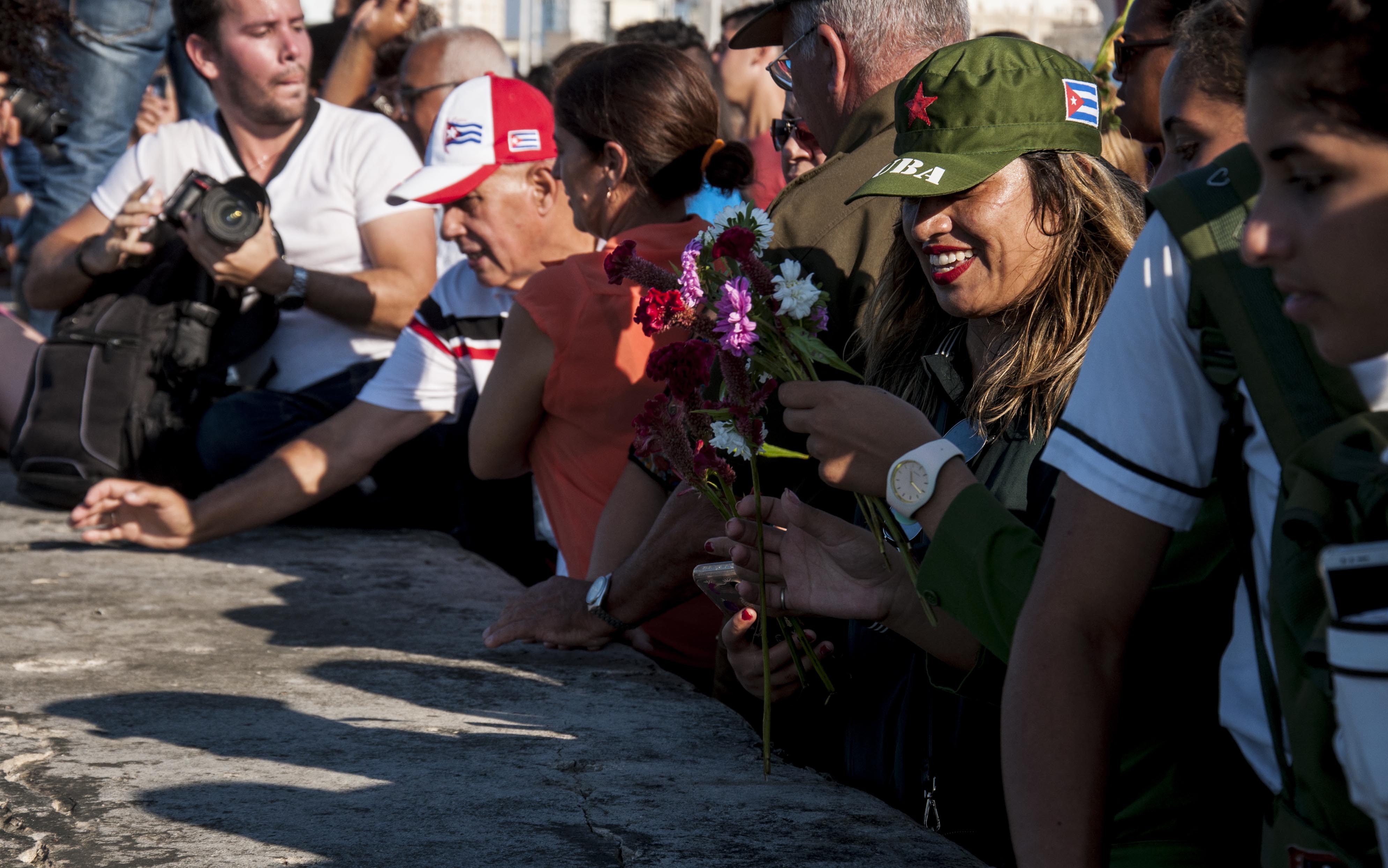 Personas de todo el mundo se acercaron al malecón a rendir homenaje a Camilo Cienfuegos