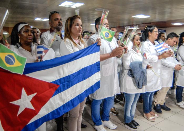 Recibimiento a médicos cubanos