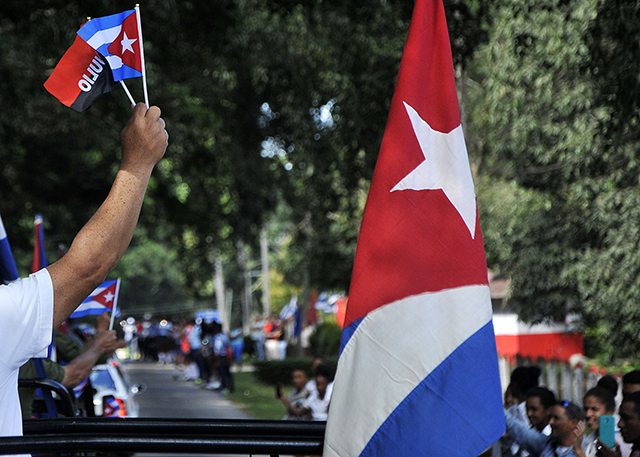 Las banderas cubanas formaron un símbolo repetido durante el trayecto.