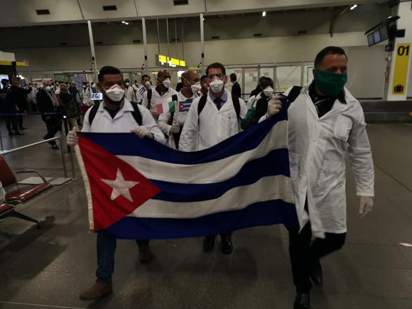 Médicos cubanos-llegando a Italia
