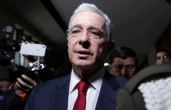 Alvaro Uribe-Ex presidente colombiano Alvaro Uribe-Ex presidente colombiano
