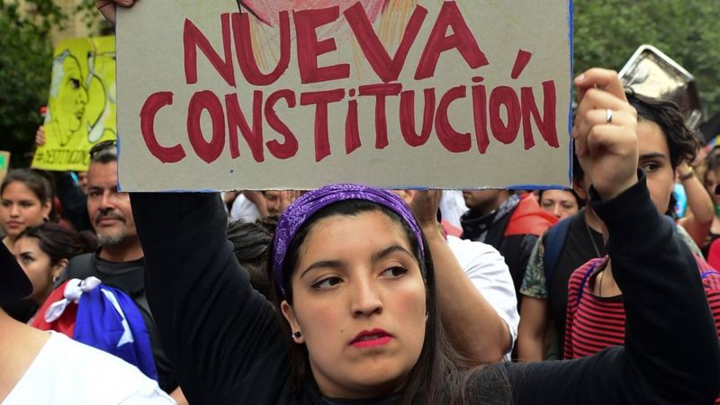chilenos reclaman nueva constitución