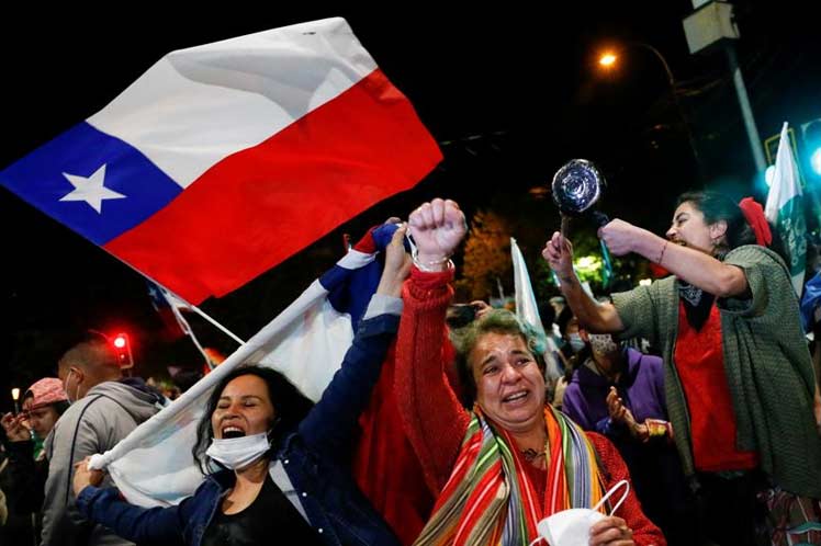 Chilenos aprueban nueva constitución