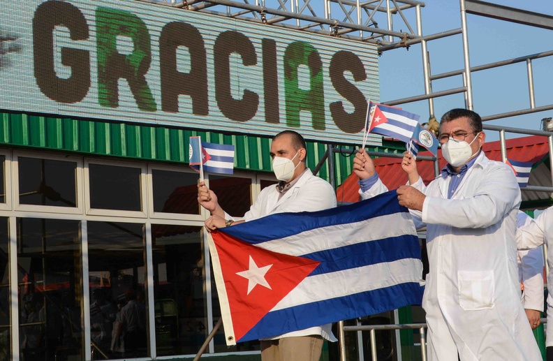 Medicos cubanos regresan de Belice