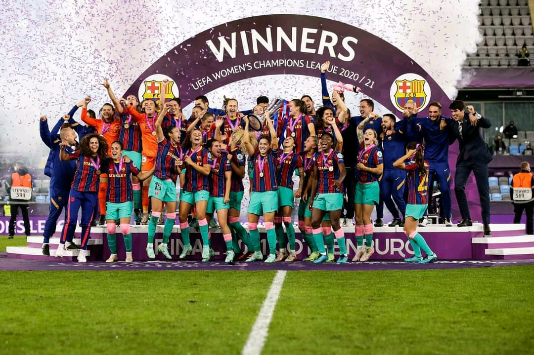 Equipo femenino del Barcelona levanta copa de la Champions