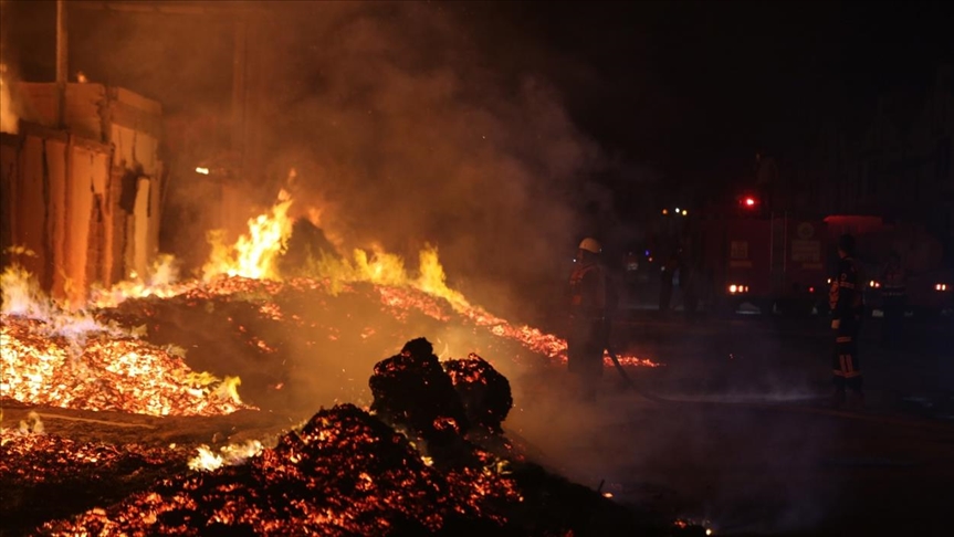 Bomberos-fuego almacenes-Franja de Gaza Bomberos-fuego almacenes-Franja de Gaza