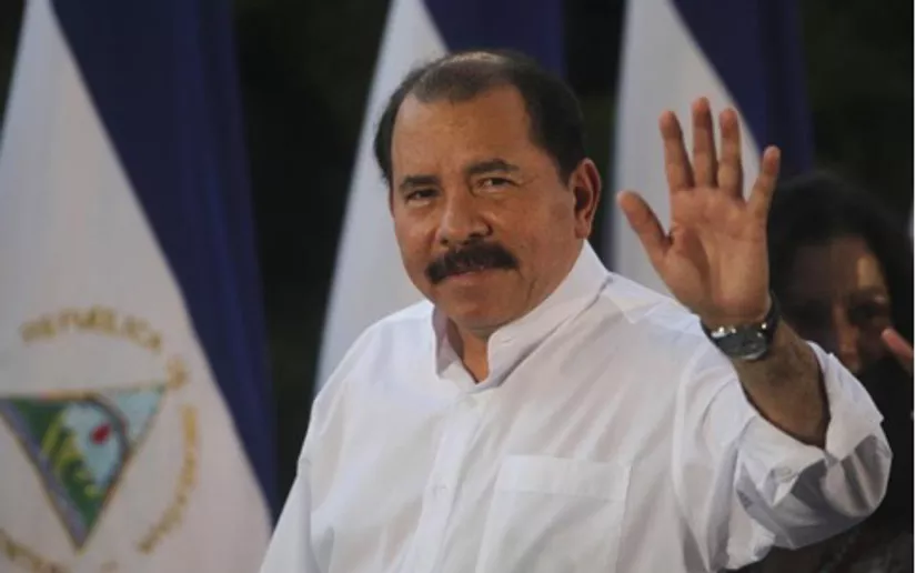 Daniel Ortega saluda Daniel Ortega saluda