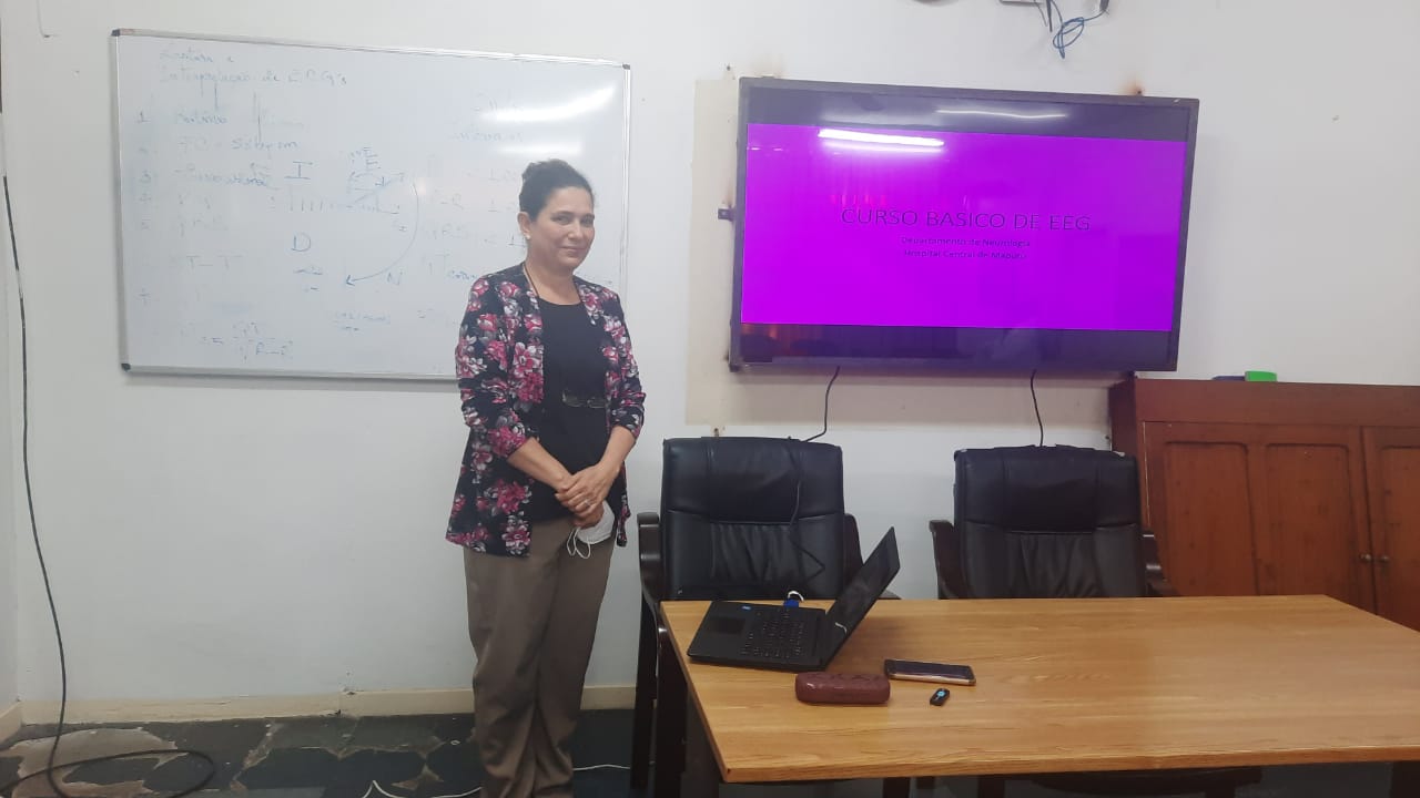 Dra. Lázara impartiendo conferencia en Maputo Dra. Lázara impartiendo conferencia en Maputo