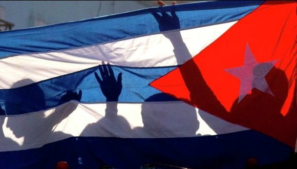 Desfile-banderas-manos Desfile-banderas-manos