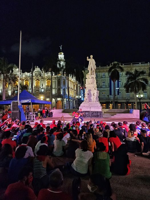 Sentada- Pañuelos Rojos Sentada- Pañuelos Rojos