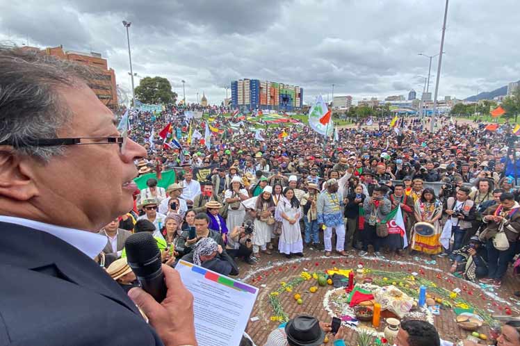 Gustavo Petro e indígenas en Colombia Gustavo Petro e indígenas en Colombia