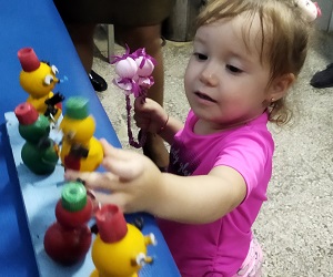 niña con juguetes niña con juguetes