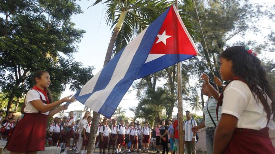 niños cubanos izando bandera niños cubanos izando bandera