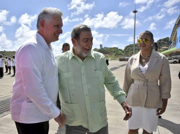 Miguel Díaz-Canel es recibido por el primer ministro de San Vicente y las Granadinas.