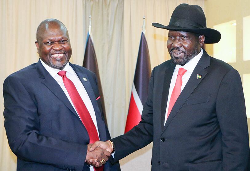 A la derecha el presidente Salva Kiir Mayardit, a la izquierda el otrora opositor Riek Machar Teny A la derecha el presidente Salva Kiir Mayardit, a la izquierda el otrora opositor Riek Machar Teny