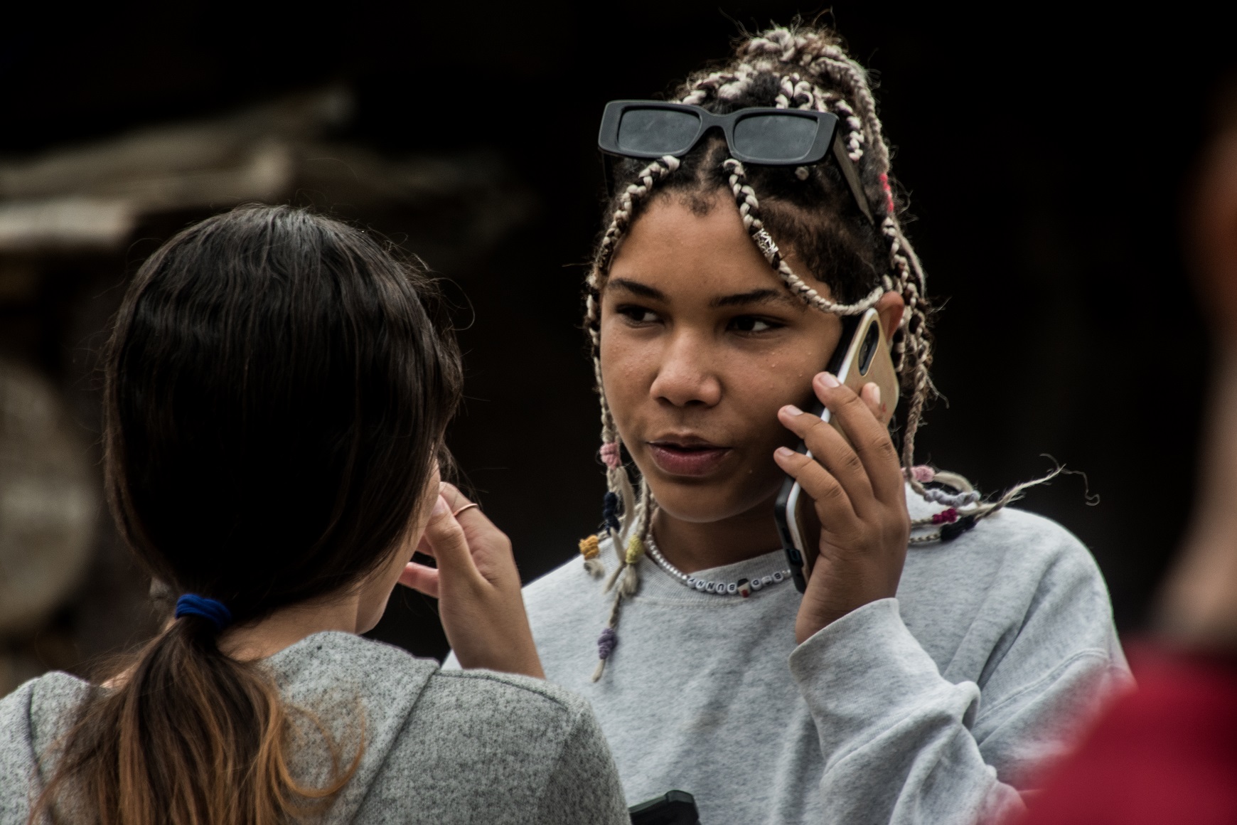 Mujer hablando por teléfono