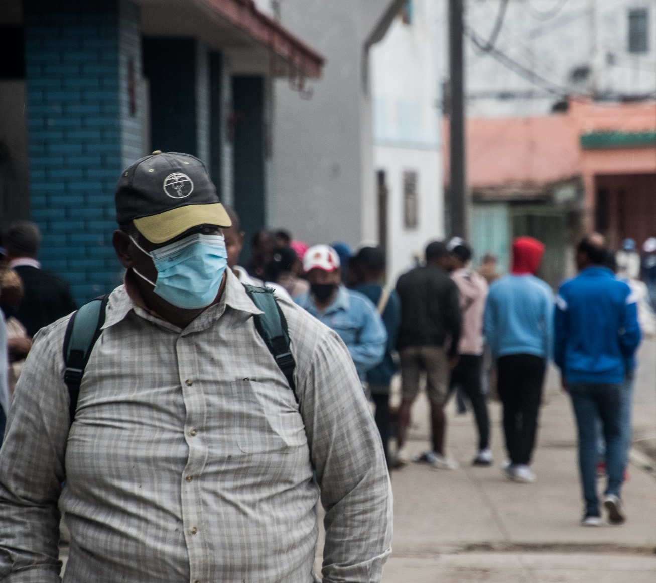 En abrigo y nasobuco