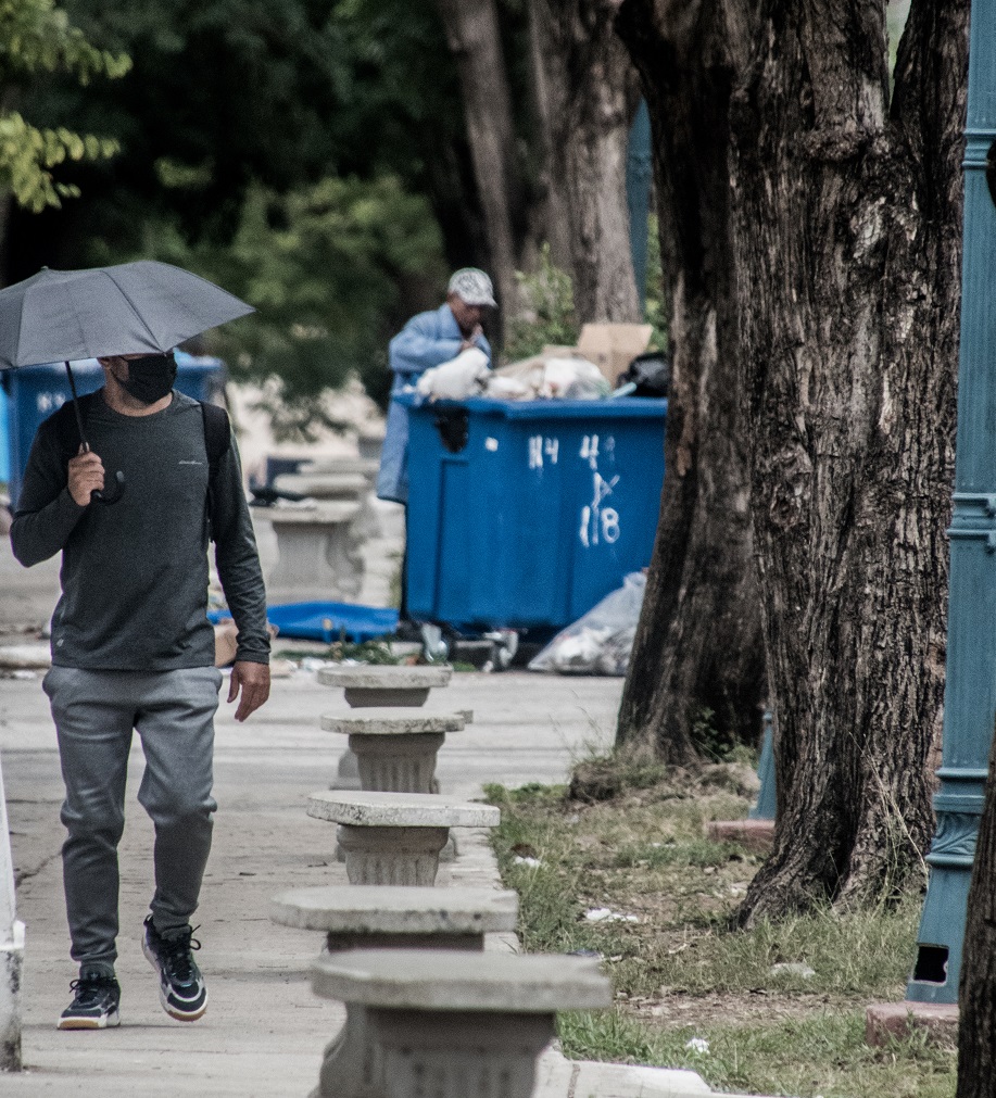 Hombre con sombrilla