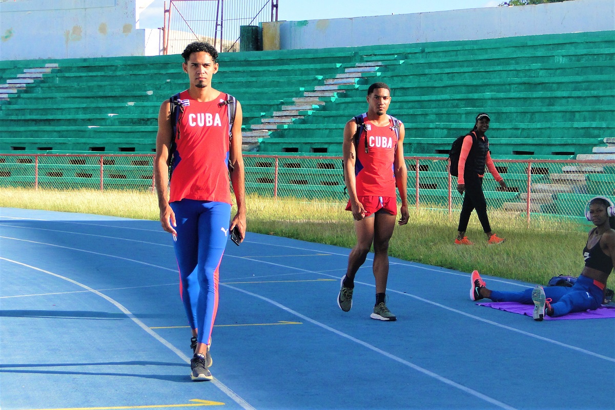 Entrenamiento en el Estadio de atletas cubanos