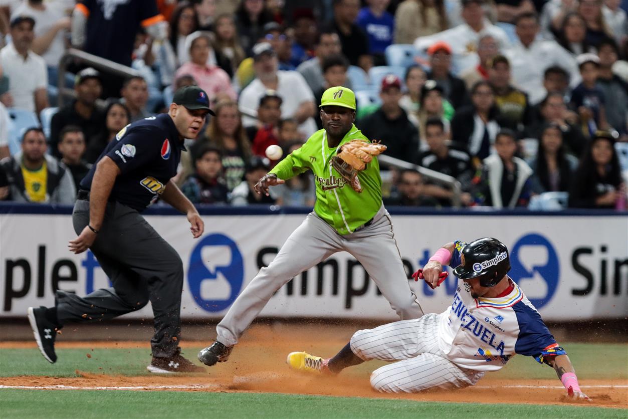 Serie del Caribe Juego 3 Cuba vs Venezuela Jugada tercera