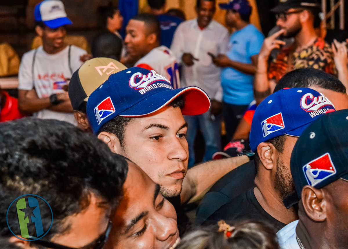 En el Vedado el público disfrutando del Clásico de Béisbol Cuba vs Estados Unidos