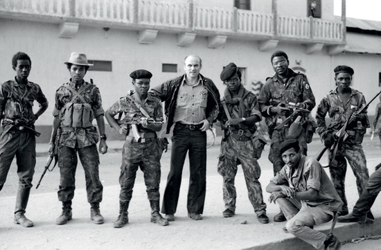 Ryszard Kapuscinski con soldados de Angola 