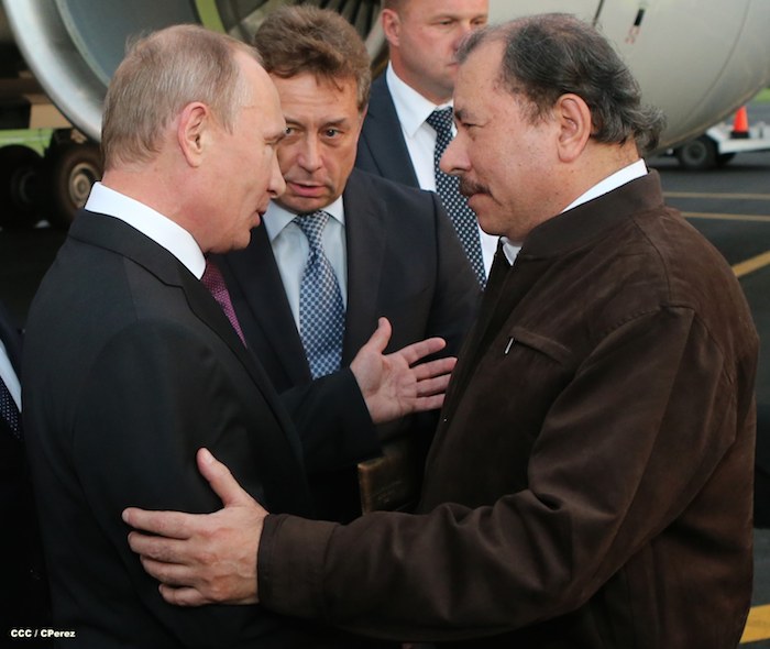 Vladimir Putin es recibido por Daniel Ortega en el aeropuerto de Managua