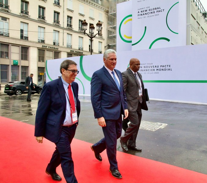 DC en Francia para cumbre Cumbre para un Nuevo Pacto Financiero Mundial
