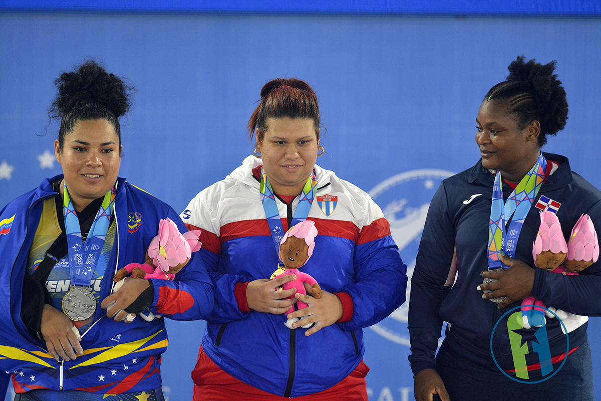 Marifelix Sarria ganadora en pesas-premiación-San Salvador 2023