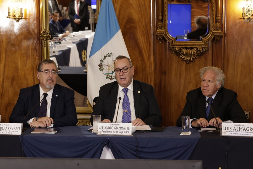 Luis Almagro y diplomáticos en Guatemala