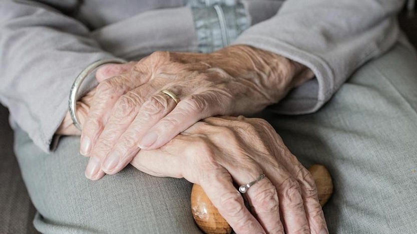 Manos de anciana Manos de anciana