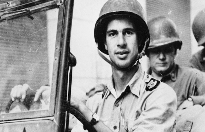 John Hersey A pesar de no dejar explícitamente, en la obra, su descontento con la bomba nuclear lanzada a la ciudad japonesa. John Hersey, tras la publicación de Hiroshima, se convirtió en un crítico acérrimo de las armas nucleares.