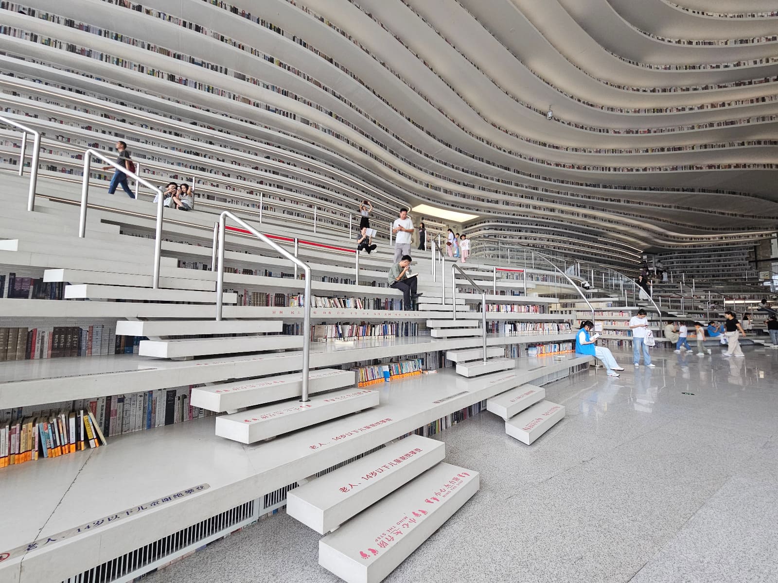 La biblioteca Tianjin Binhai, es uno de los diseños futuristas más reconocidos en China, por su capacidad de poder albergar 1,2 millones de libros.