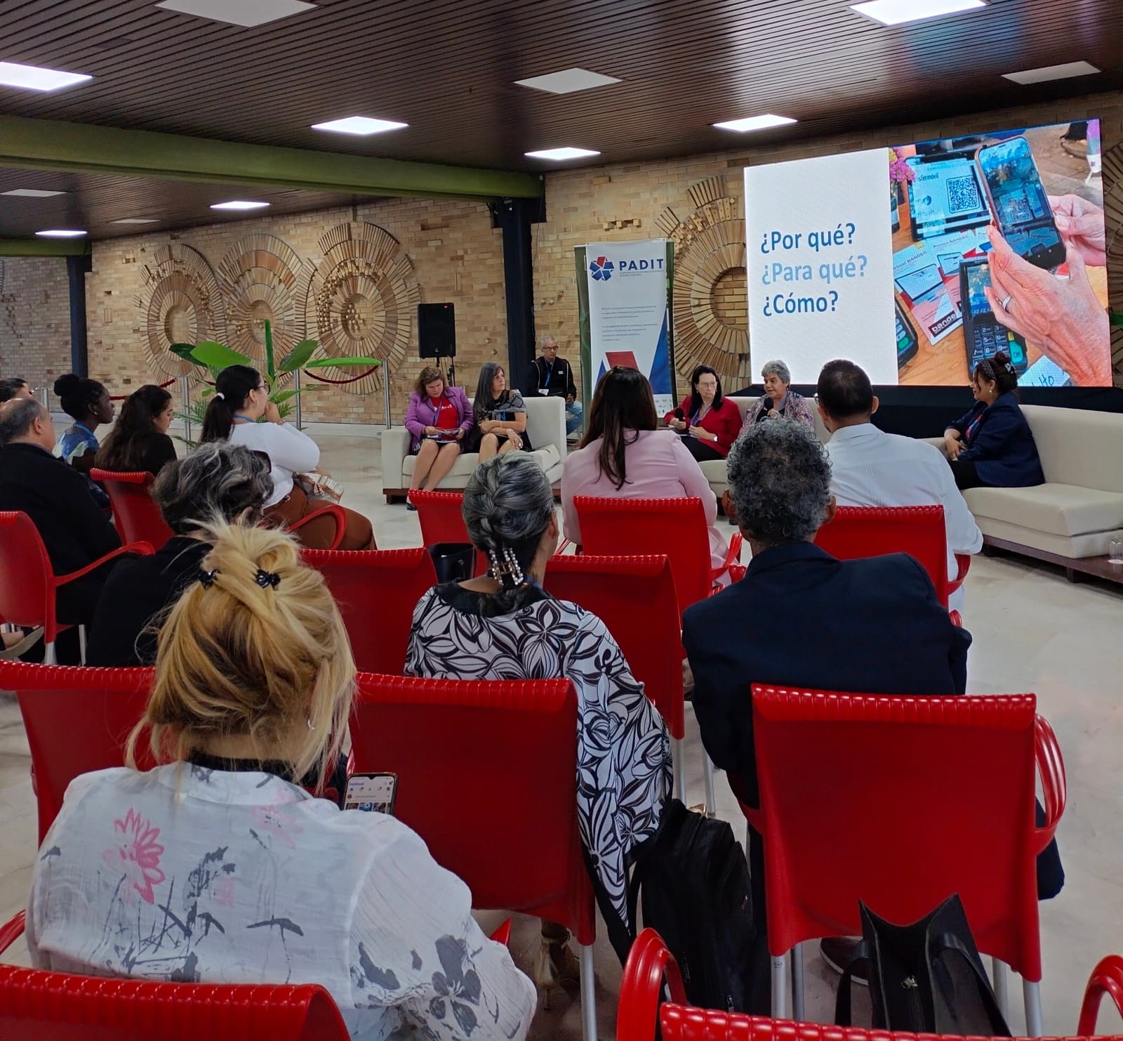 La Expo-Feria desarrollada en el marco de ICOM 24 significó una oportunidad única para que iniciativas asociadas a la infocomunicación expusieran sus principales resultados. La Expo-Feria desarrollada en el marco de ICOM 24 significó una oportunidad única para que iniciativas asociadas a la infocomunicación expusieran sus principales resultados.