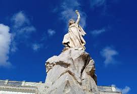 Un grito por encima de los tejados rojos de Remedios