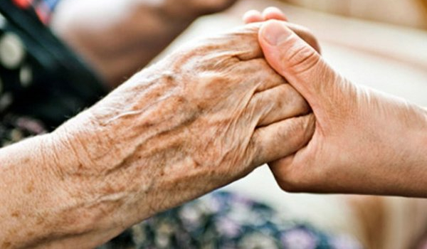 El cuidado latinoamericano: cálido, comunitario y resistente