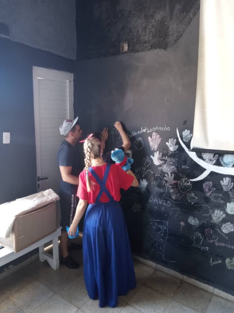 Los actores y trabajadores del Mirón Cubano desde el arte le arrancan no pocas sonrisas a quienes habían perdido las esperanzas; especialistas y familia se emocionan al ver cada logro de su pequeño. Foto: Cortesía de Yanetsy Sánchez
