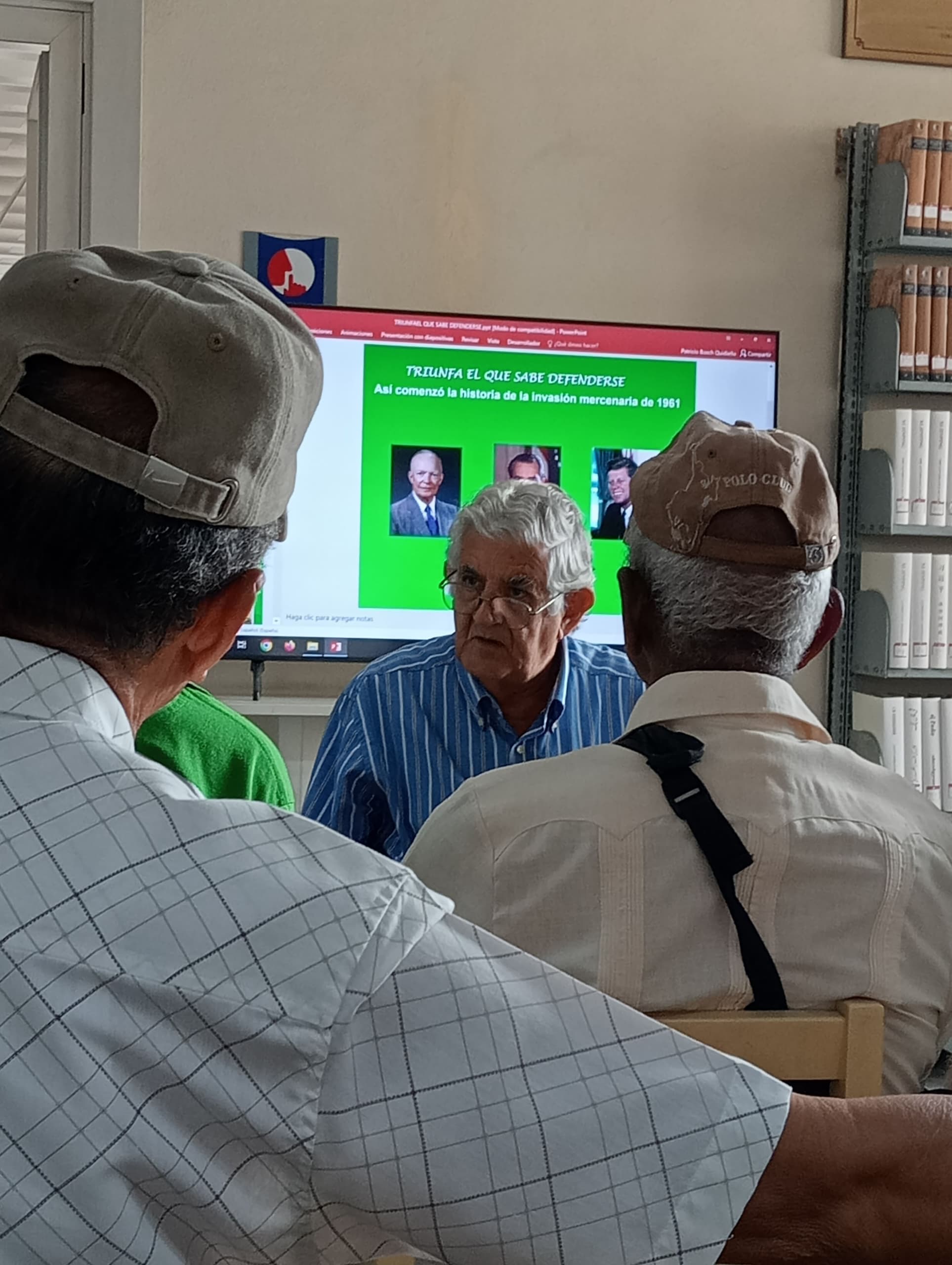 Juan Hernández Machado es el Premio Nacional de Filatelia 2012 y organizador de las actividades del Círculo Filatélico del Cerro.