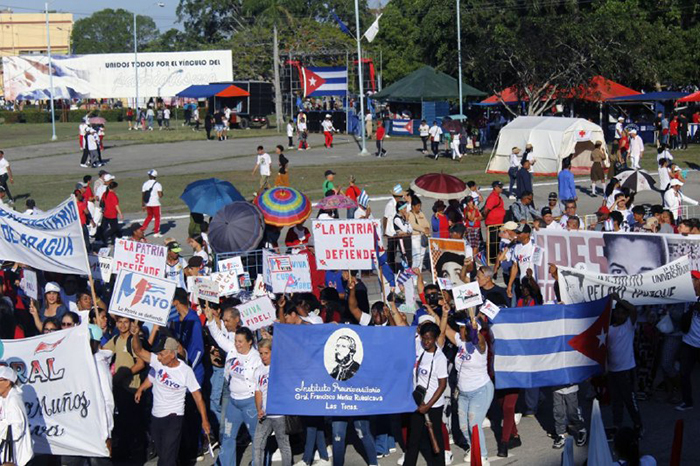 Desfile por el primero de mayo en Las Tunas