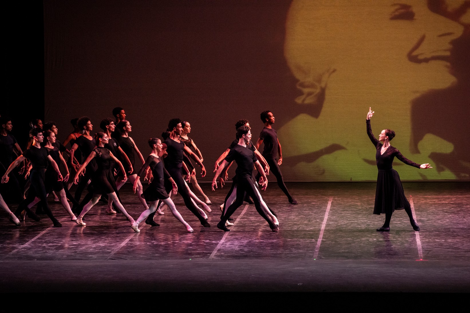 El Ballet Nacional de Cuba ilumina la Sala Avellaneda en homenaje a Fidel