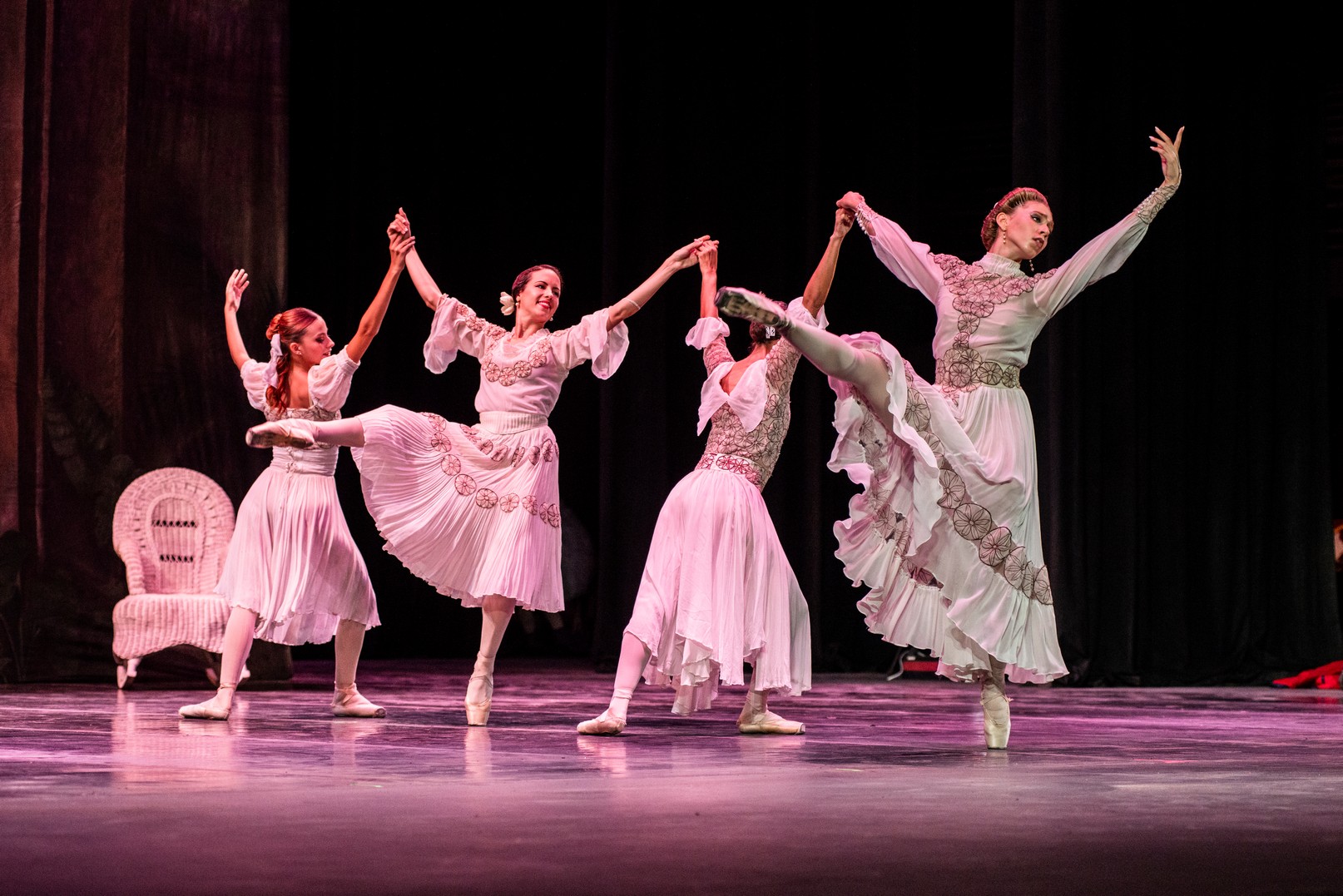 El Ballet Nacional de Cuba ilumina la Sala Avellaneda en homenaje a Fidel